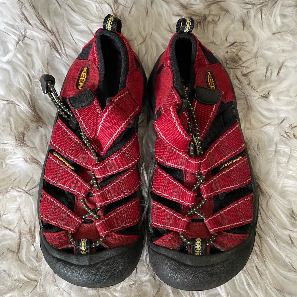 Keen Red kids size 13 sandals 
machine washable